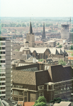 22209 Overzicht van een deel van de westelijke binnenstad van Utrecht, vanaf de Domtoren; op de voorgrond het ...